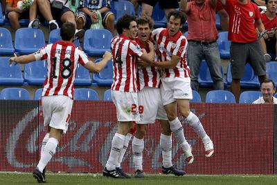 Los jugadores del Athletic celebran el gol de Llorente.