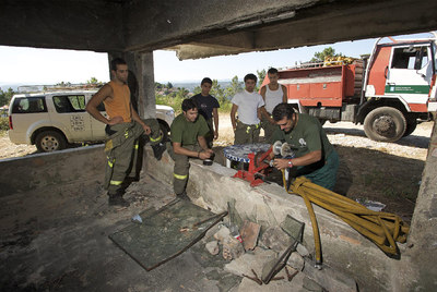 Cuando, terminado un incendio, los brigadistas que operan en las inmediaciones de la ciudad de Ourense reciben órdenes de replegarse a 