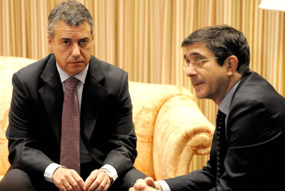 El   lehendakari,   Patxi López (derecha), con el presidente del PNV, Iñigo Urkullu, en la reunión que mantuvieron en junio del año pasado.