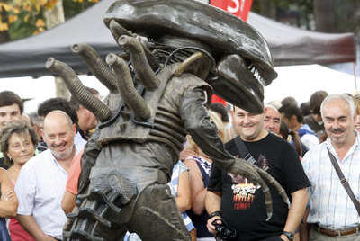 El tirón de la Aste Nagusia en el panorama festivo veraniego hace que cada vez sean más los artistas callejeros que deciden  recalar  en Bilbao para hacer caja sorprendiendo a los paseantes. El que  recrea a la criatura del clásico  Alien  de Ridley Scott y sus secuelas ha sido uno de los que mayor éxito ha cosechado.
