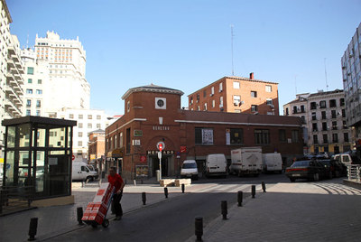 La plaza de los Mostenses, vista desde la calle de García Molinas, que la conecta con Gran Vía.