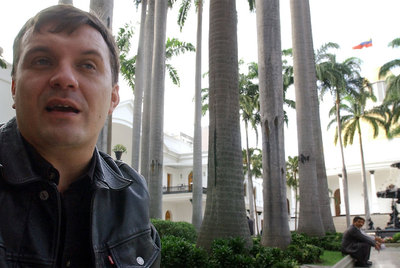 Luis Tascón en los jardines del Congreso venezolano, en Caracas.