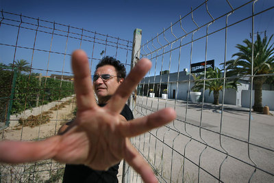 El  dj  Chimo Bayo, delante de la discoteca Spook.