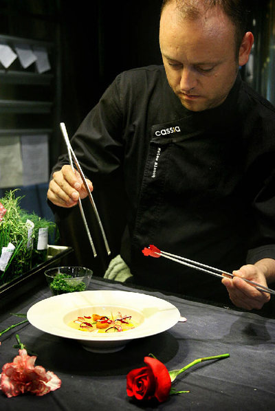 Mateu Blanc,  chef  del restaurante Cassia de Lleida, prepara un plato aderezado con flores.