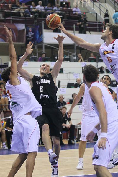 El neozelandés Jones trata de hacerse con el balón rodeado de españoles.