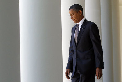 Barack Obama sale de la Casa Blanca y se dirige a hacer una declaración pública, ayer en Washington.