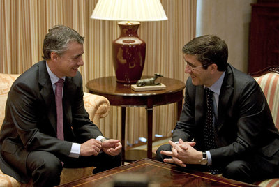 El líder del PNV, Iñigo Urkullu, durante una reunión con el   lehendakari   Patxi López (PSE).