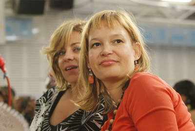 La   número tres   del PSOE, Leire Pajín (de rojo), con  la responsable de política internacional Elena Valenciano.