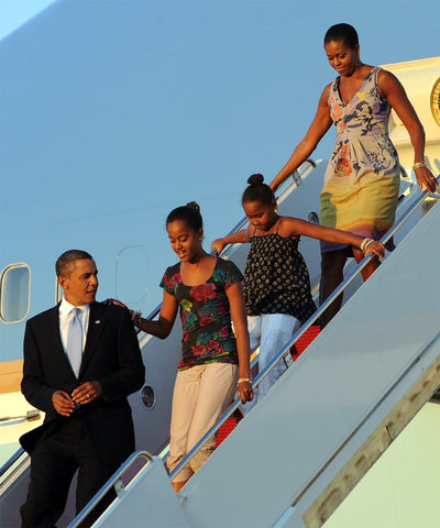 El matrimonio Obama y sus hijas descienden el domingo del  Air Force One  en Maryland.