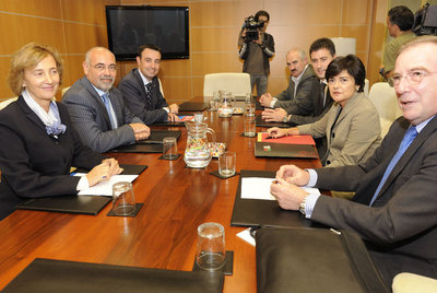 Las delegaciones del PSE (izquierda) y del PNV firmaron en el Parlamento en octubre pasado el acuerdo de estabilidad presupuestaria.