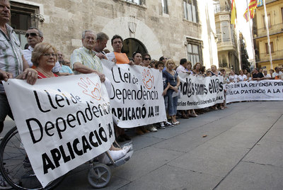 Unas 150 personas se concentraron frente al Palau de la Generalitat para reclamar estabilidad en los recursos de la dependencia.