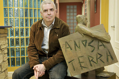 El presidente y consejero delegado del grupo editor de  A Nosa Terra , Afonso Eiré, en su redacción.