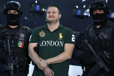 Policías federales escoltan a Edgar Valdez, alias  La Barbie , ayer en México.