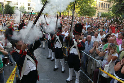 El  ejército  de tamborreros realiza unas descargas durante los actos de recuerdo del incendio de San Sebastián en 1813.