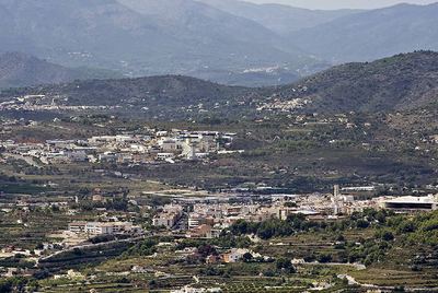 Teulada, en primer término, y al fondo Benissa, tras el polígono La Pedrera.
