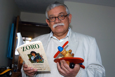 Jairo Aníbal, con un ejemplar de su libro  Zoro. 