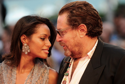 El cineasta Julian Schnabel observa a su pareja, la guionista de  Miral  Rula Jebreal, ayer en Venecia.