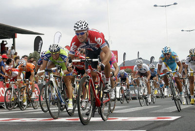 Hushovd cruza el primero la línea de meta seguido de otros corredores