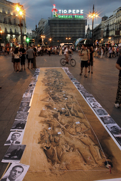 Fotografía en tamaño real de una fosa del franquismo.