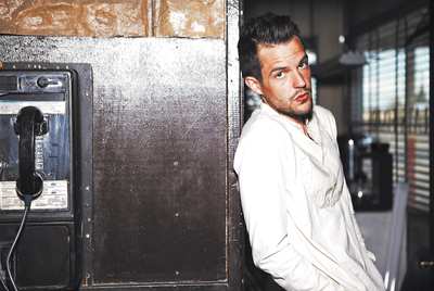  Brandon Flowers, indefenso como una damisela en apuros. Al menos, así aparece en su espectacular videoclip de presentación,  Crossfire,  donde Charlize Theron, reconvertida en superheroína de acción, se carga a un puñado de  ninjas  para rescatarle.  