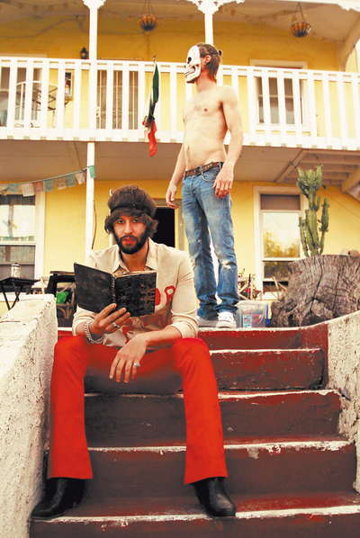  Adanowsky, convertido en Amador. 