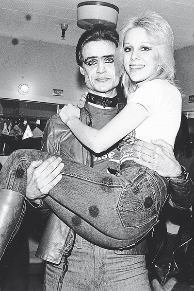  Kim Fowley sujeta a Cherie Currie en Los Ángeles en 1976. La cantante de The Runaways tenía 16 años. 
