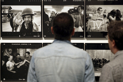 Fotografías de Phil Collins en la exposición  Antifotoperiodismo. 