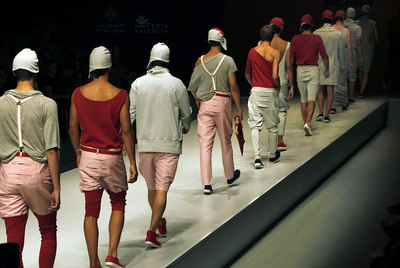 Desfile final de modelos con los diseños de Zambrano, ayer por la tarde en Feria Valencia.