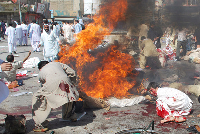 Heridos y cadáveres de las víctimas del atentado suicida en la ciudad de Quetta, en Pakistán.