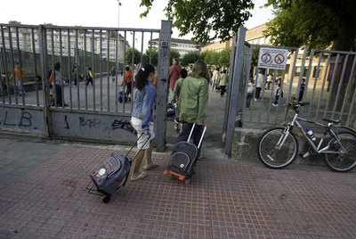 Dos alumnas entran en clase en un colegio público de Vitoria.