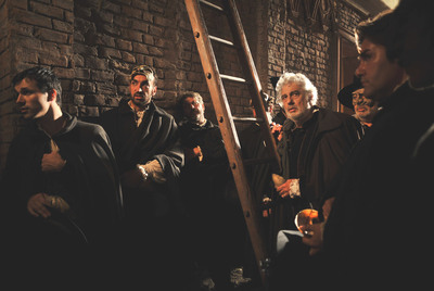 Ensayo de  Rigoletto.  En el centro, con pelo blanco, el tenor Plácido Domingo.