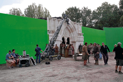Para el rodaje en Hungría de  Los pilares de la Tierra  se levantó una versión en cartón piedra de Kingsbridge y su catedral, que se completó por ordenador.