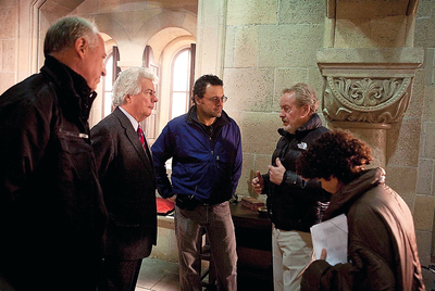 El escritor Ken Follet junto al director, Sergio Mimica-Gezzan, Ridley Scott y los productores Rola Bauer (Tandem) y David Zucker (Scott Free) en su visita al rodaje de  Los pilares de la Tierra  donde hizo un cameo