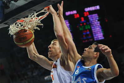 Vázquez machaca el aro pese a la oposición del griego Zisis.