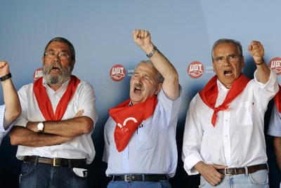 El secretario general de UGT, Cándido Méndez; Javier Fernández, secretario general del PSOE de Asturias, y Alfonso Guerra, cantando  La Internacional  ayer en Rodiezmo.