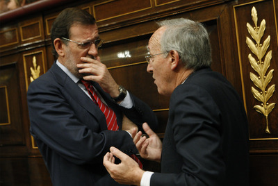 Mariano Rajoy conversa en el Congreso con el ex diputado del Partido Popular Manuel Pizarro en abril de 2008.