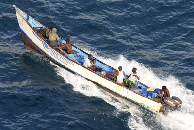 Una embarcación con supuestos piratas en aguas de Somalia, en junio de 2009.