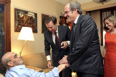 Labordeta recibe la cruz de Alfonso X el sabio