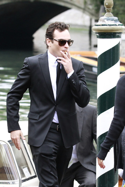 Joaquin Phoenix llega en  vaporetto  a Venecia.