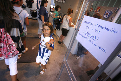 Venta de equipajes de la primera plantilla de la Real Sociedad, con gran éxito de público.