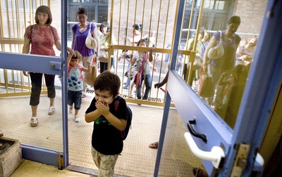 Entrada a la escuela barcelonesa Àgora, en Nou Barris, el primer día de clase.