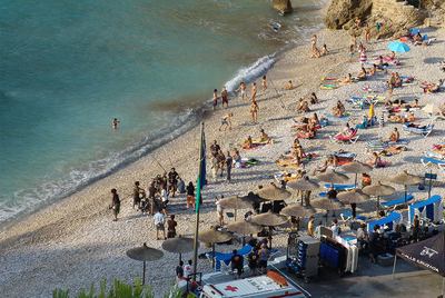 El equipo de rodaje de la película  The Cold Light of Day , ayer en la playa de La Granadella.