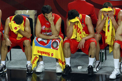 Los jugadores españoles, desolados tras ser eliminados.