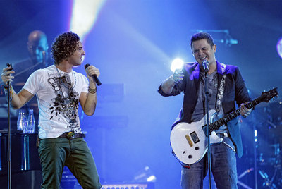 David Bisbal (a la izquierda) comparte tema con Alejandro Sanz, ayer, en el escenario del Palacio de los Deportes.
