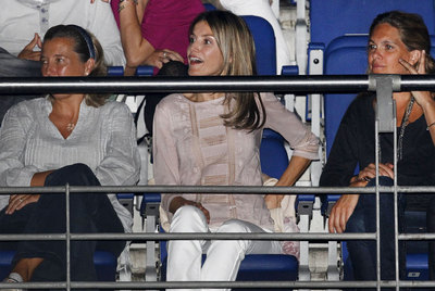La princesa Letizia observa el concierto desde las gradas.
