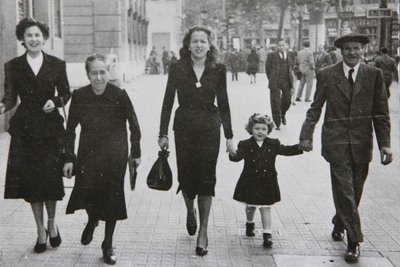 La familia Gibernet Pahisa (Rosa y Julià, con la niña) caminando por la Plaza Cataluña, en una foto sin fecha.