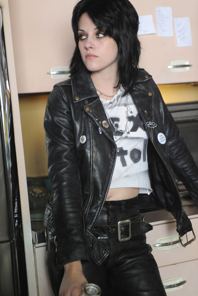 Kristen Stewart, caracterizada como Joan Jett en  The Runaways. 