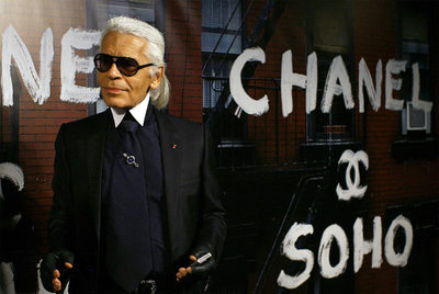 El diseñador Karl Lagerfeld en la fiesta de Chanel Soho, en Nueva York.