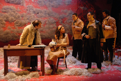 Escena de  La fiesta de los jueces , basada en  El cántaro roto,  de Heinrich von Kleist, que se representa en los Teatros del Canal de Madrid hasta el próximo día 26.