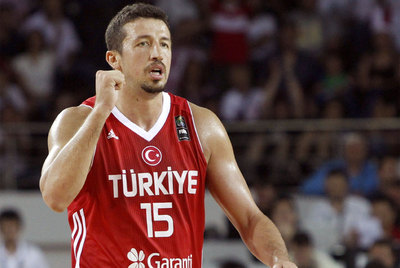 Hedo Türkoglu celebra una canasta.